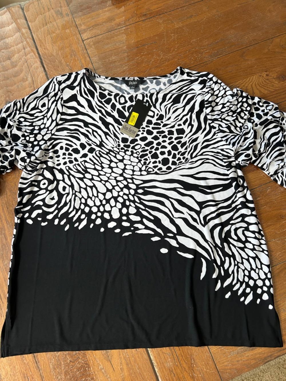 Women’s Slim Factor NWT Black & White Printed Scoop Neck Top